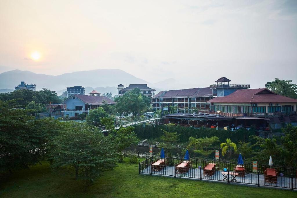 Thavisouk Riverside Hotel Vang Vieng Exterior foto