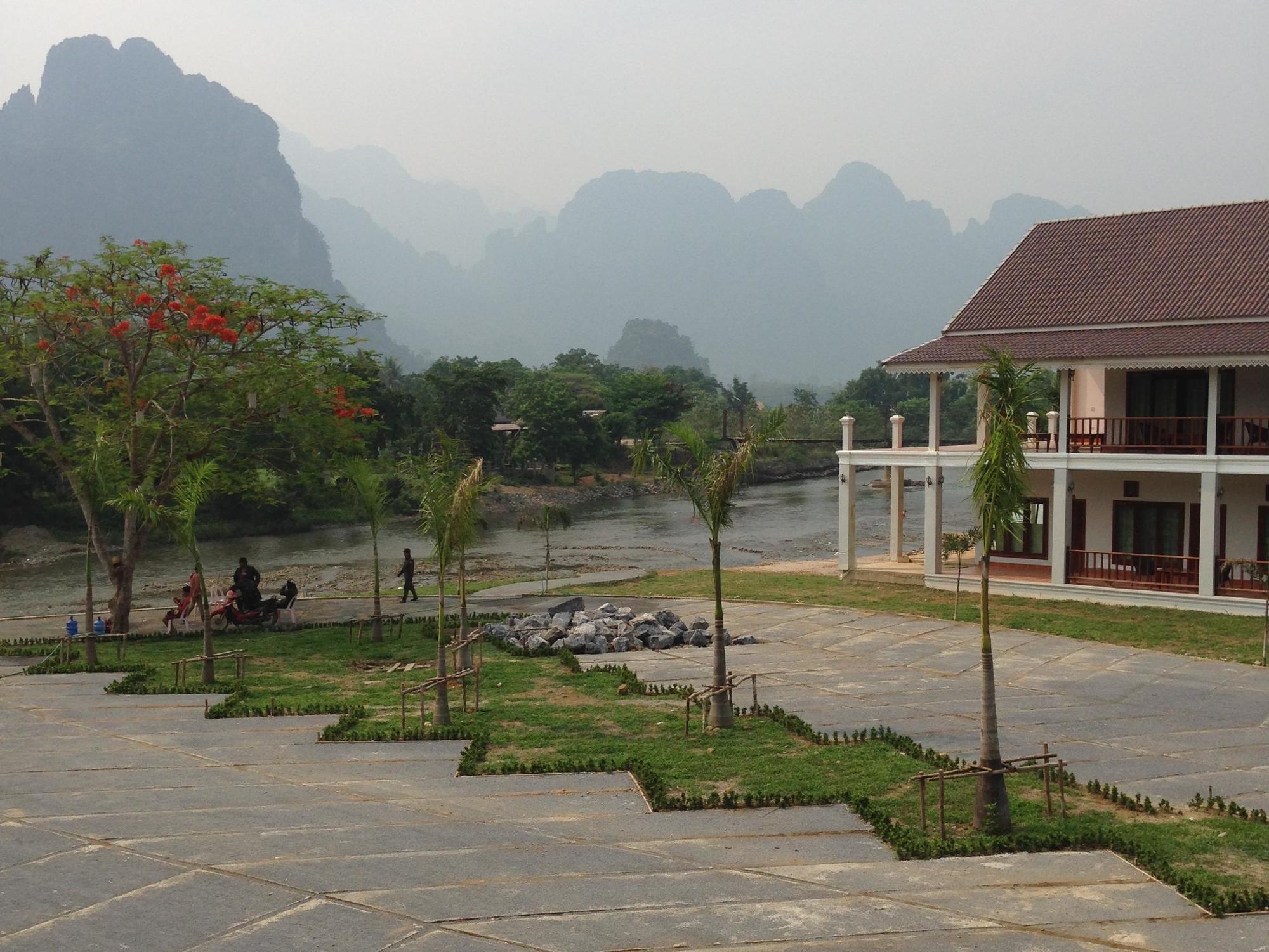 Thavisouk Riverside Hotel Vang Vieng Exterior foto