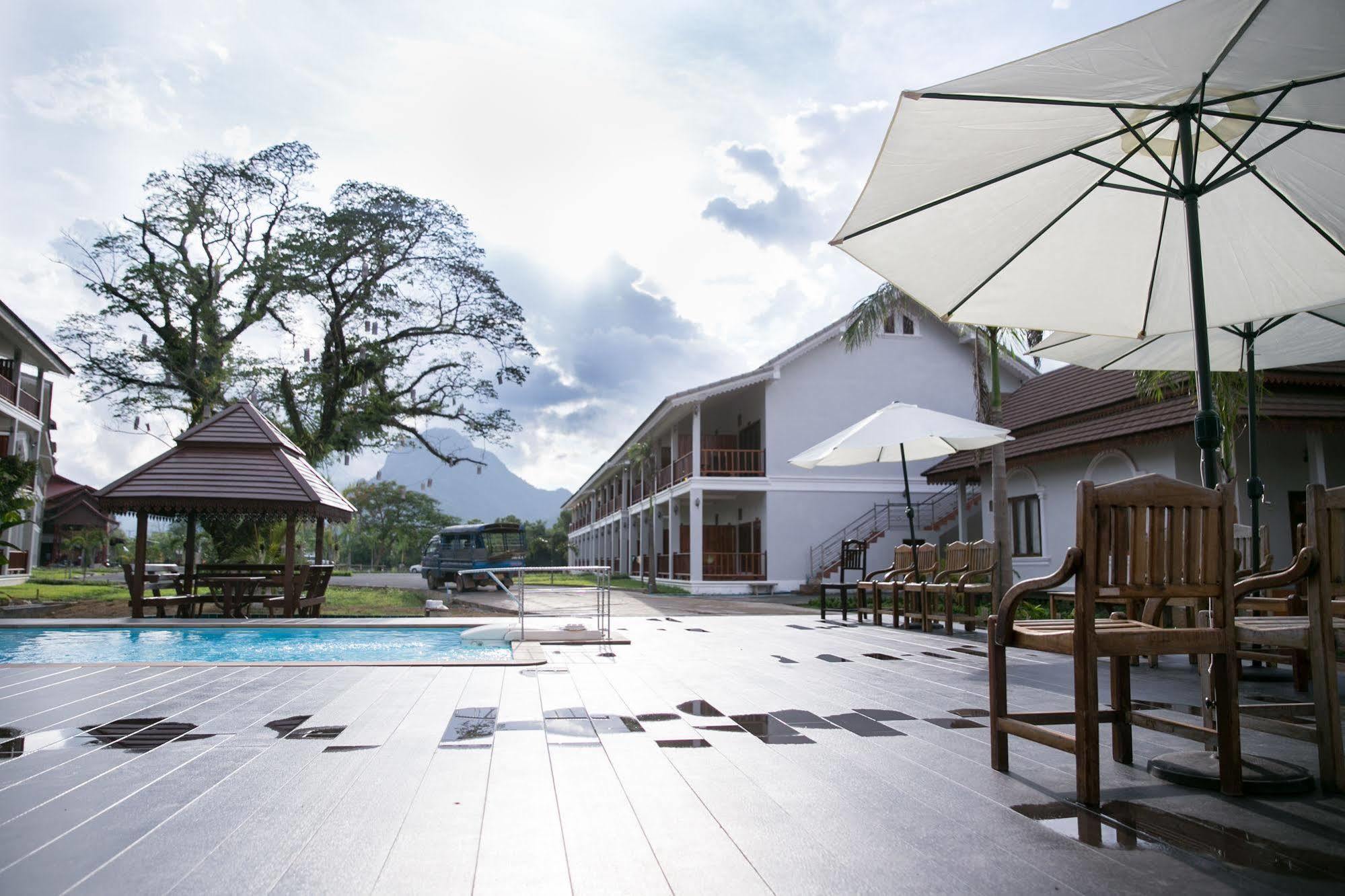 Thavisouk Riverside Hotel Vang Vieng Exterior foto